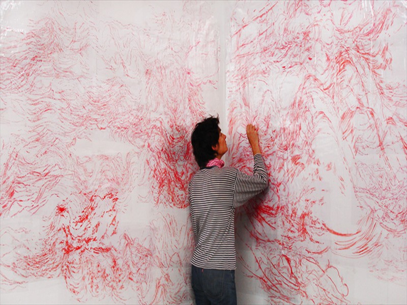 <span class=titre_dessin>Point du jour</span>dessin au mur<br />feutre rouge sur pcv transparent adhésif,<br />galerie 200 RD 10, Vauvenargues, 2007