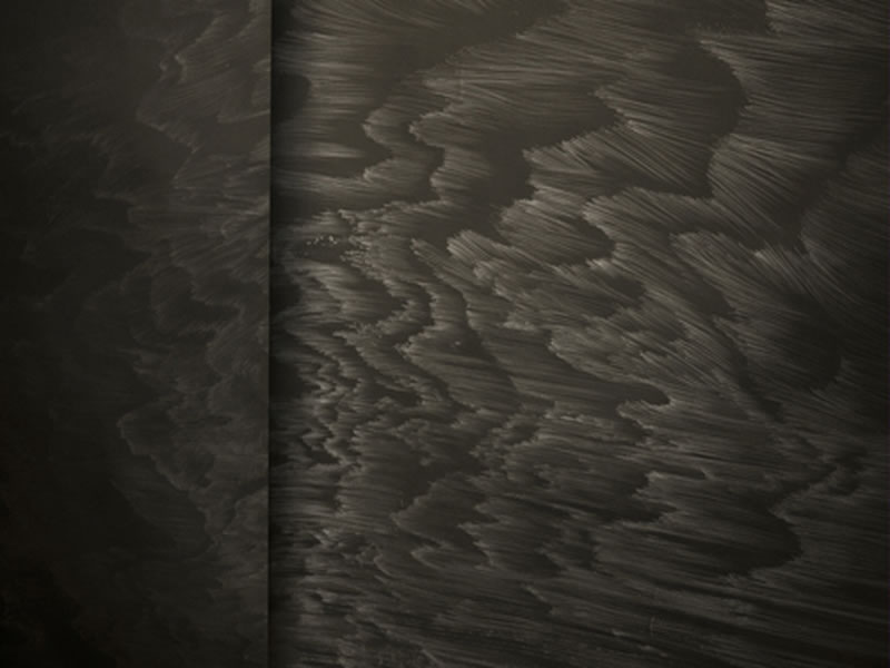 <span class=titre_dessin>Attente ( doute)</span>dessin mine de plomb sur papier noir (rouleau)<br />300 x 400 cm, 2016<br />Photos Jean Bernard.