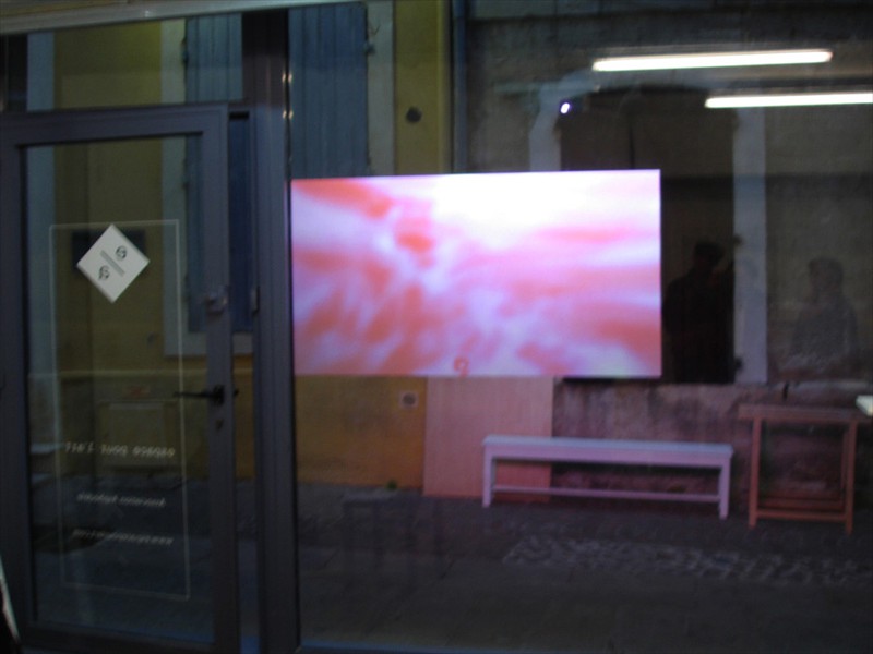 <span class=titre_dessin>Midi plein à Lava, retour</span>vue de la projection, vitrine de la galerie, 2013