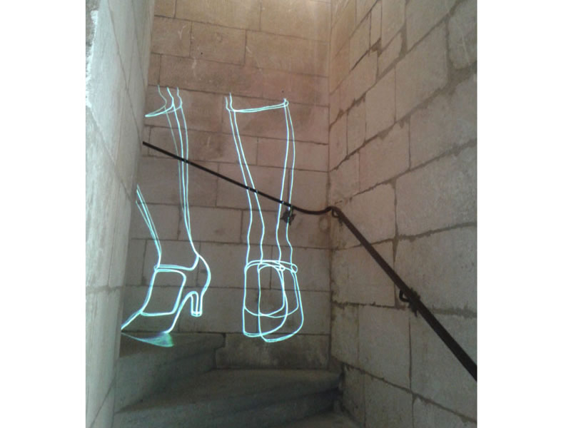 <span class=titre_dessin>esprit d'escalier #1</span>projection du film animé  <i>échauffement</i>  dans les escaliers de l'Hôtel de Manville, les Baux-de-Provence, Projet de l' Espace pour l'Art , Arles en partenariat avec la mairie des Baux-de-Provence.