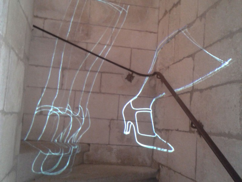 <span class=titre_dessin>esprit d'escalier #1</span>projection du film animé  <i>échauffement</i>  dans les escaliers de l'Hôtel de Manville, les Baux-de-Provence, Projet de l' Espace pour l'Art , Arles en partenariat avec la mairie des Baux-de-Provence.